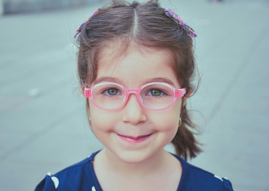 niña con gafas